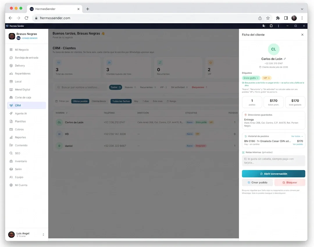 Ficha de cliente en el CRM: pedidos, total gastado, direcciones guardadas e historial
